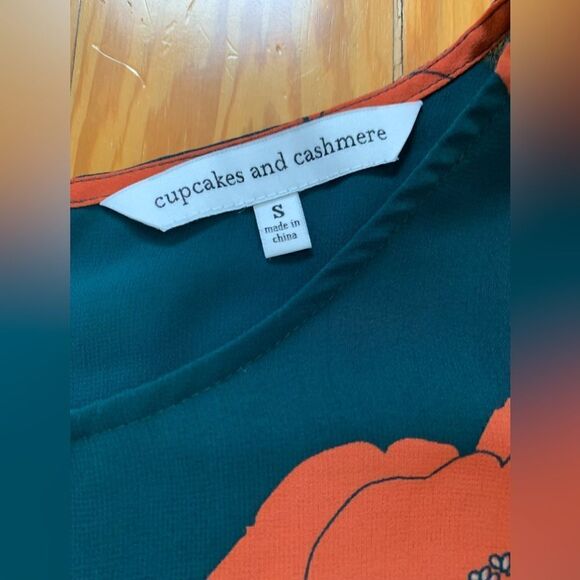 Cupcakes and Cashmere Floral Top - Picture 4 of 9